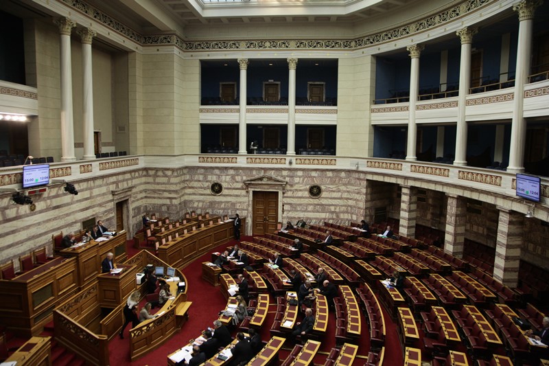 Μέτρα για την ανασφάλιστη και αδήλωτη εργασία, ζητούν 33 βουλευτές του ΣΥΡΙΖΑ