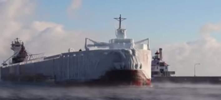 Πλοίο… «παγόβουνο» μπαίνει σε λιμάνι στις ΗΠΑ (Video)
