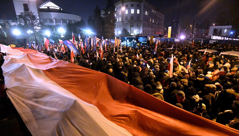 Διαδηλωτές εγκλώβισαν πρωθυπουργό και βουλευτές στο Πολωνικό Κοινοβούλιο