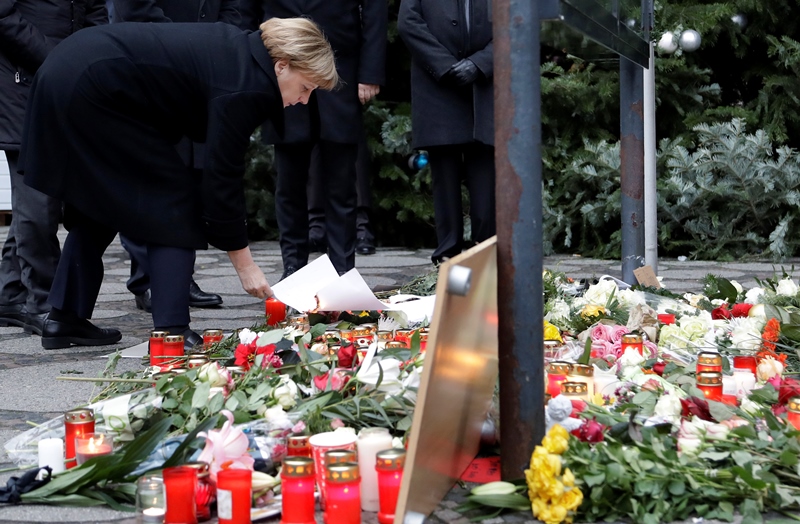 Βερολίνο: H Μέρκελ τιμά με λουλούδια τους νεκρούς της τρομοκρατικής επίθεσης (Photos)