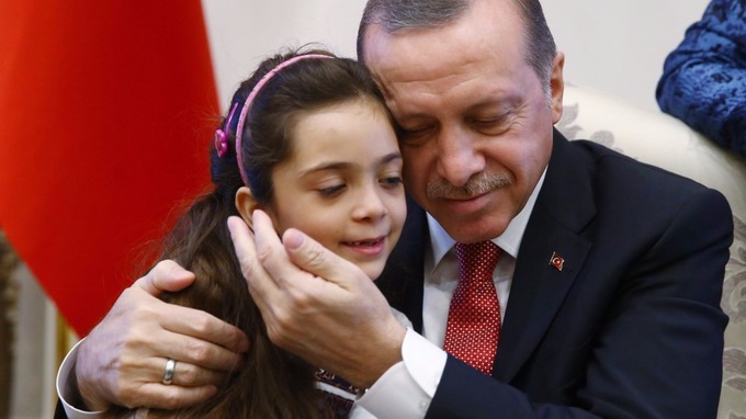 Με το κοριτσάκι που περιέγραφε μέσω Twitter τον πόλεμο συναντήθηκε ο Ερντογάν (video)