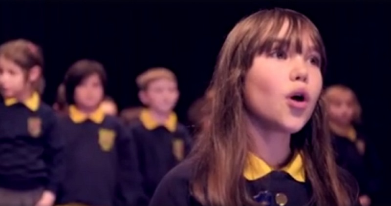 Δεκάχρονη αυτιστική καθηλώνει τραγουδώντας το Hallelujah του Λέοναρντ Κοέν (video)