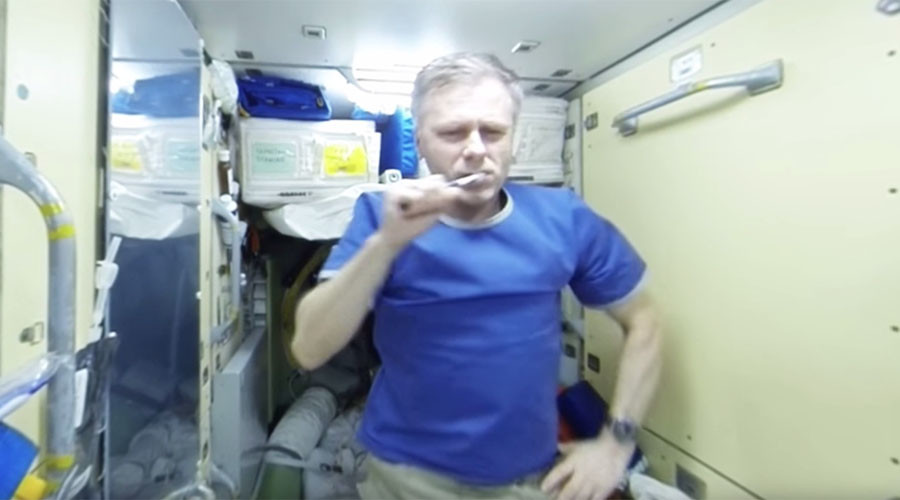 8 λεπτά στο διάστημα – Πώς πλένει τα δόντια του ένας κοσμοναύτης; (Video)