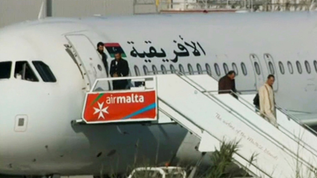 Μάλτα: Αίσιο τέλος, παραδόθηκαν οι αεροπειρατές (Photos-Video)