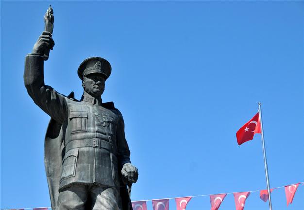 Τουρκία: Διαμάχες από την αντικατάσταση του αγάλματος του Κεμάλ Ατατούρκ