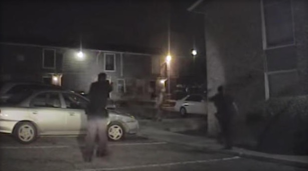 Αστυνομικός πυροβολεί στην πλατη αφροαμερικάνο χωρίς εμφανή λόγο – Σκληρό βίντεο (Video)