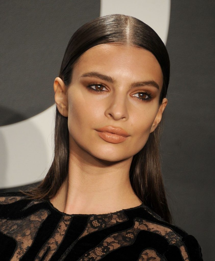 Η Emily Ratajkowski γιορτάζει στη μπανιέρα της και «ρίχνει» το Instagram