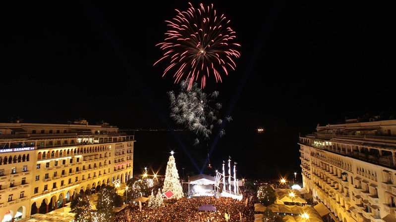 Θεσσαλονίκη: Με χιλιάδες πυροτεχνήματα υποδέχεται το 2017