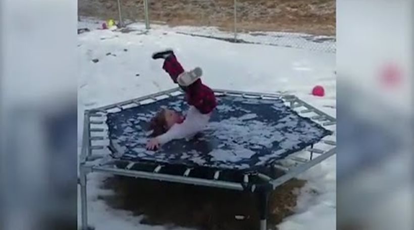 Kοριτσάκι πηδάει σε παγωμένο τραμπολίνο (video)