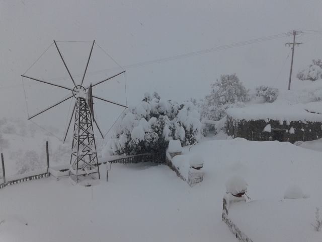 Οικογένεια εγκλωβίστηκε από τα χιόνια στο Οροπέδιο Λασιθίου