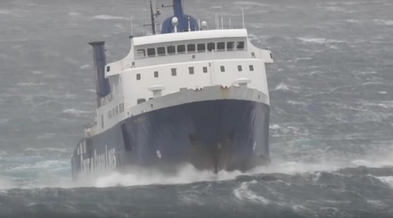 Κόντρα σε 10 μποφόρ δίνει μάχη πλοίο στη Μύκονο (video)