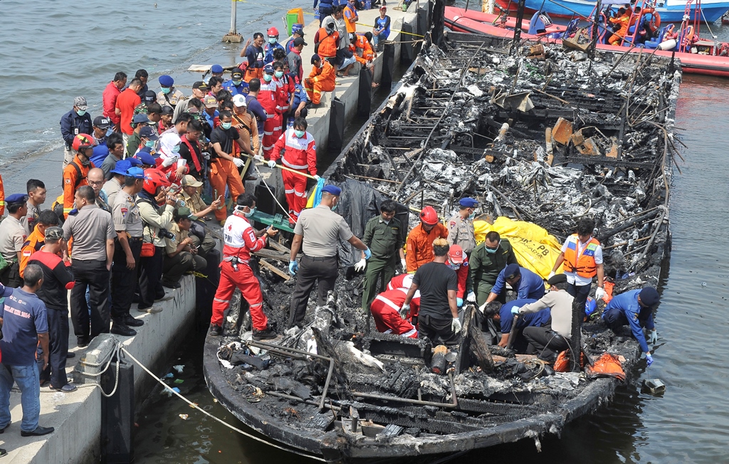 Ινδονησία: 17 άτομα αγνοούνται από τη φωτιά στο φεριμπότ – 23 νεκροί