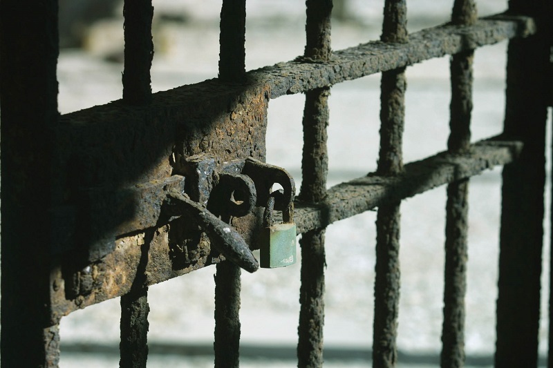 Κρύο, σοβαρές ελλείψεις και ασφυκτικές συνθήκες κράτησης στις φυλακές της Πάτρας