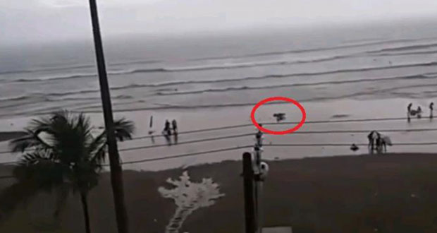 Κεραυνός χτυπά γυναίκα στην παραλία – Προσοχή σκληρό βίντεο (Video)