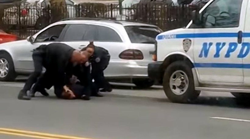 Video σοκ: Αστυνομικοί ξυλοκοπούν στη μέση του δρόμου έναν άνδρα
