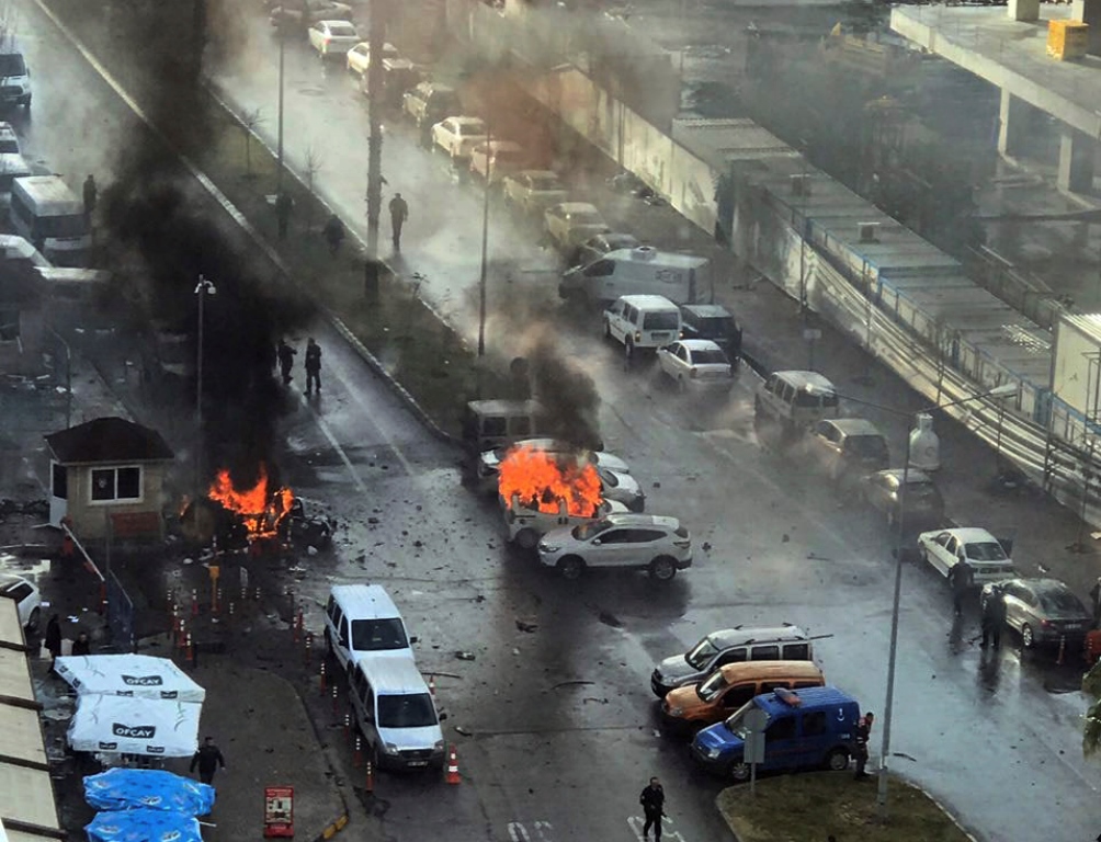 Έκρηξη στη Σμύρνη: 4 νεκροί – 2 δράστες, 1 αστυνομικός και 1 υπάλληλος (Photos & Videos)