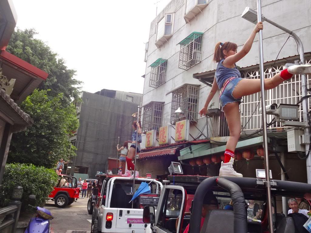 Στην τελευταία κατοικία με …pole dancers! (Photos & Video)