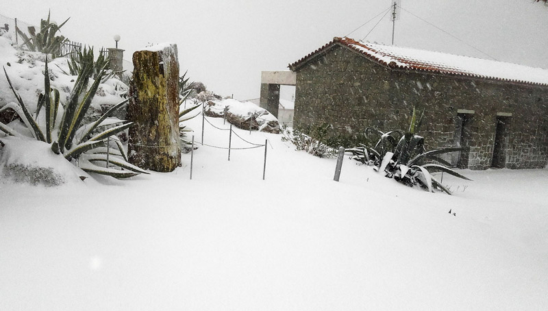 Σφοδρή χιονοθύελλα στα νησιά του βόρειου Αιγαίου