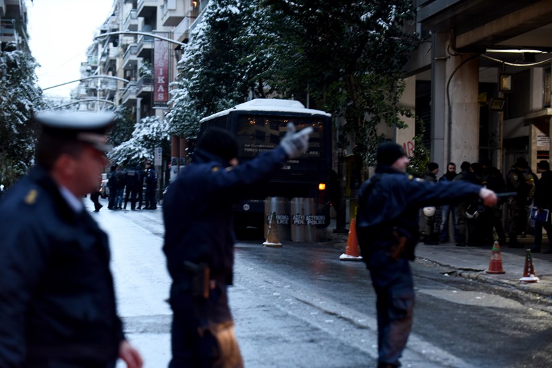 Επίθεση με πέτρες σε διμοιρία των ΜΑΤ έξω από τα γραφεία του ΠΑΣΟΚ