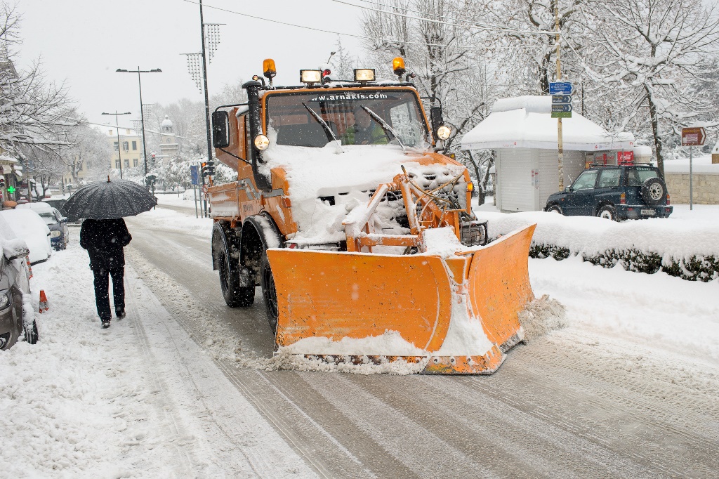 Ήρθε ο χιονιάς: Προβλήματα στο οδικό δίκτυο σε όλη την χώρα – Πού έχει διακοπεί η κυκλοφορία