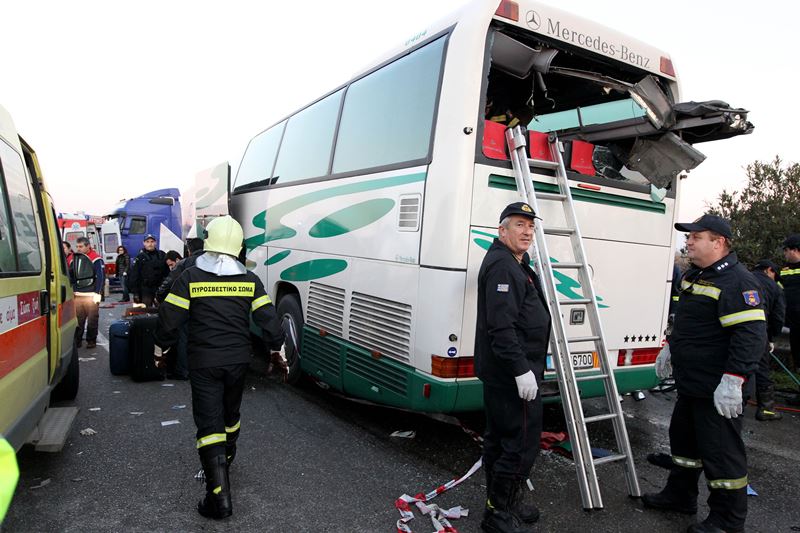 Θεσσαλονίκη: Ντελαπάρισε λεωφορείο – Απεγκλωβίστηκαν σώοι 14 επιβάτες