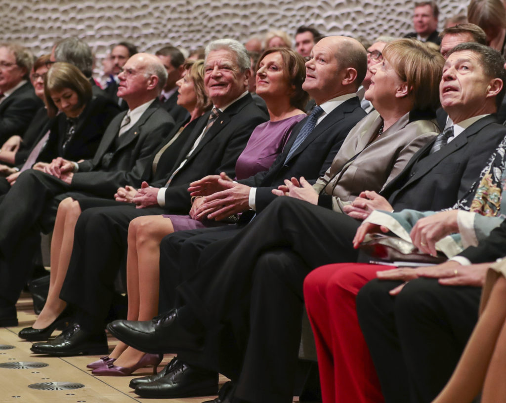 Γερμανία: Λαμπερά εγκαίνια, παρουσία της Μέρκελ, για την φιλαρμονική του Αμβούργου (Photos)