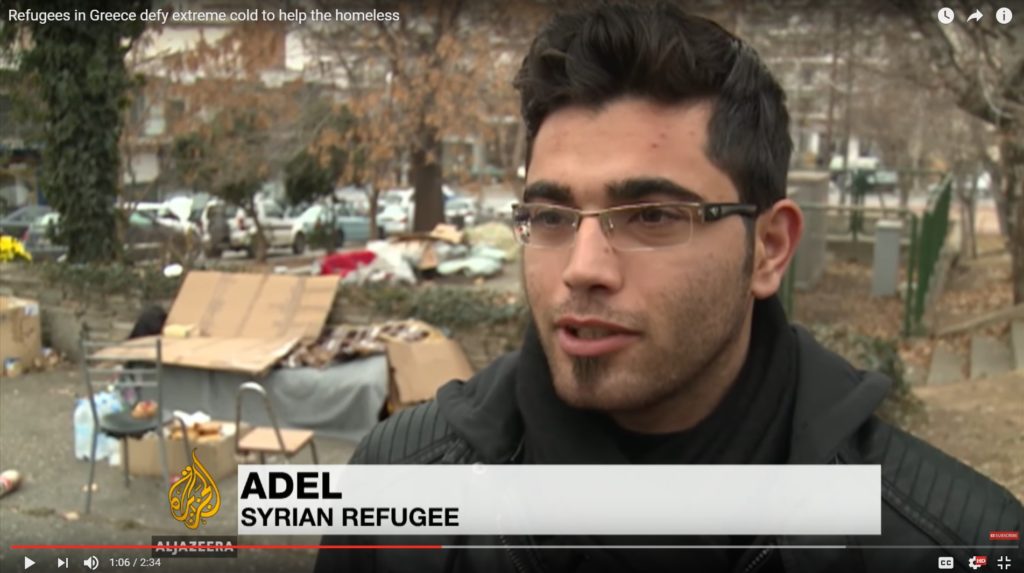 Πρόσφυγες προσφέρουν το υστέρημά τους σε άστεγους Έλληνες (Video)