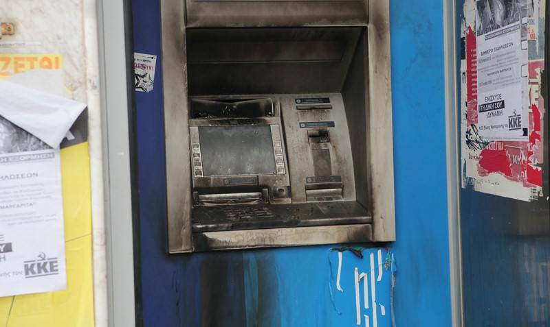 Μολότοφ σε ATM στον Πειραιά