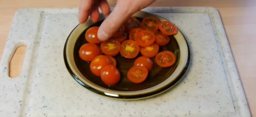 Πώς να κόψετε πολλές ντομάτες χωρίς κόπο (Video)