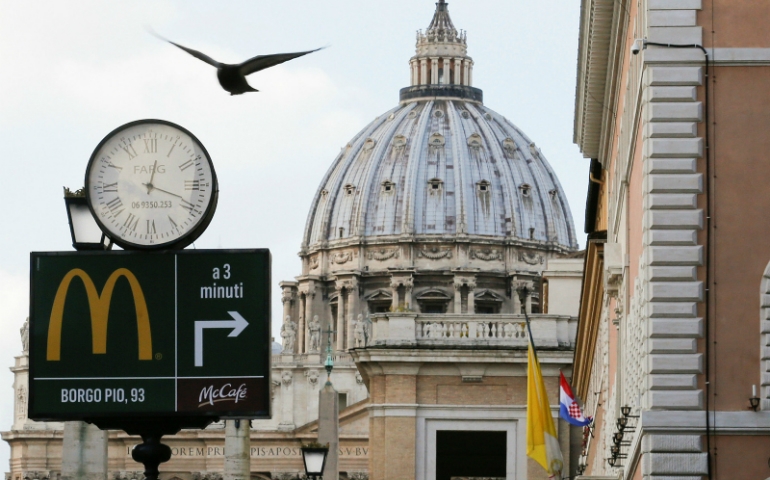 Εν μέσω αντιδράσεων τα McDonald’s στο Βατικανό μοιράζουν γεύματα σε άστεγους (video)