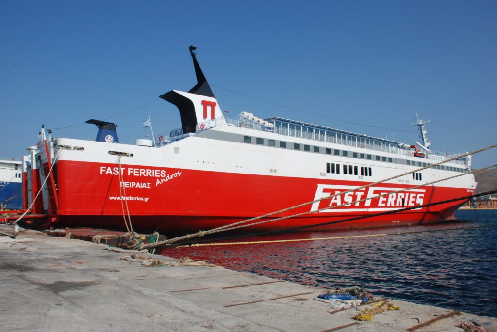 Fast Ferries Andros: Πρόσκρουση στο λιμάνι της Τήνου-Ταλαιπωρία για 52 επιβάτες