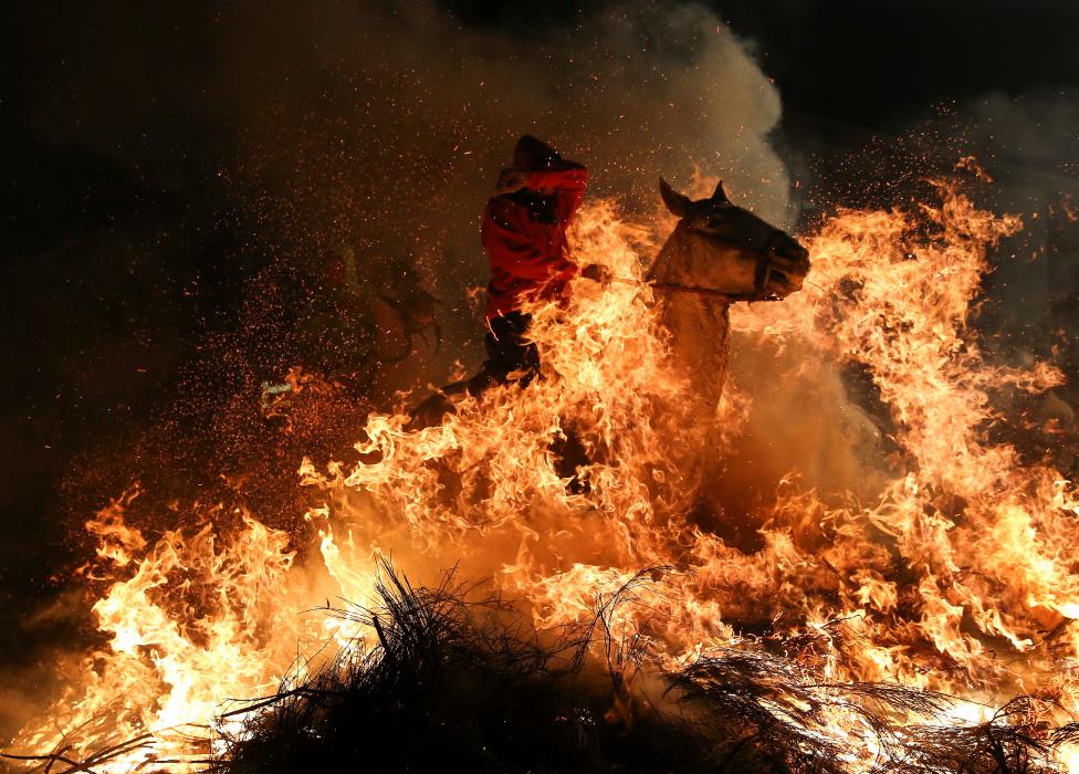 Απίστευτη φωτογραφία: «Περνάει» με το άλογό του μέσα από τις φλόγες (Photo)