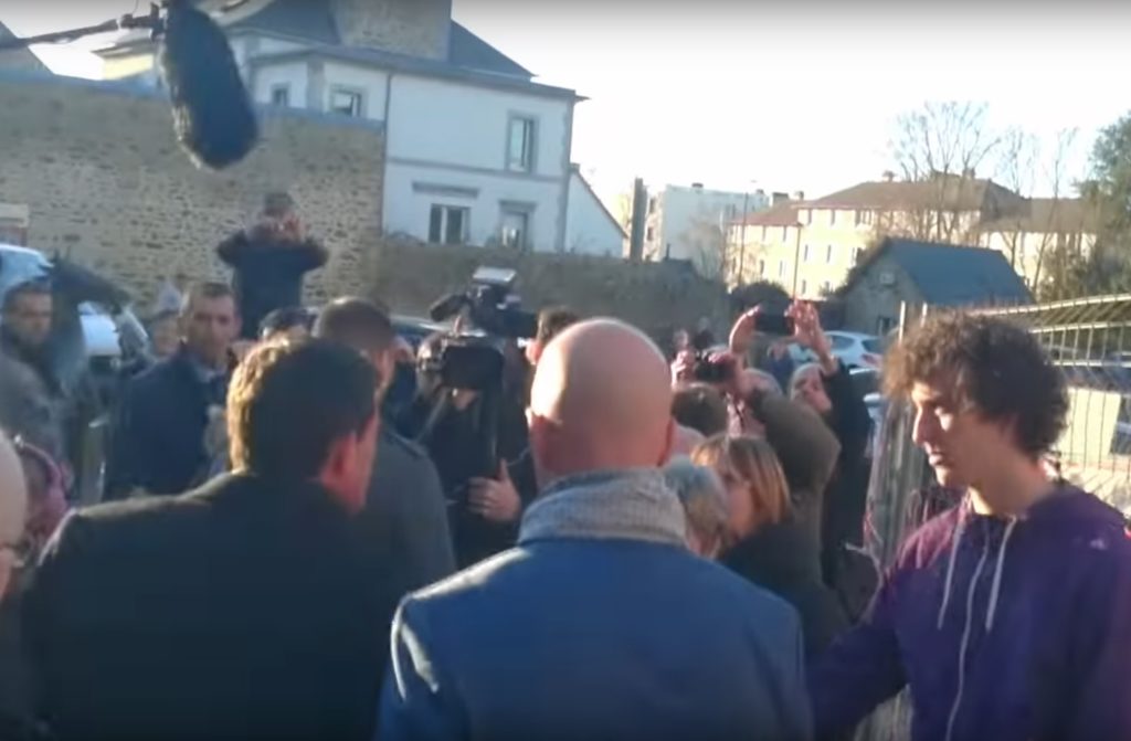 Γαλλία: Νεαρός προσπάθησε να χαστουκίσει τον πρώην πρωθυπουργό Μανουέλ Βαλς (Video)
