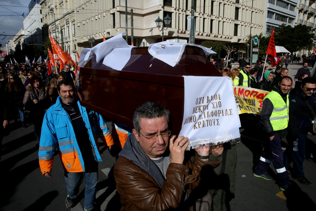 Ένα φέρετρο έξω από το Υπουργείο Εργασίας