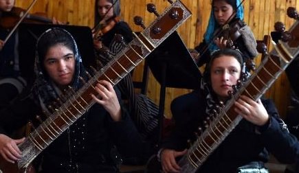 Νταβός: Η πρώτη γυναικεία ορχήστρα από το Αφγανιστάν παίζει για τους πλούσιους του κόσμου (Video)