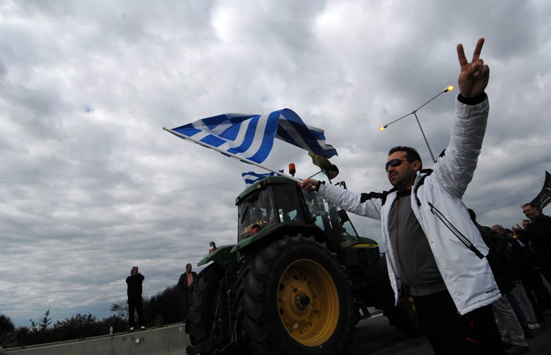 Αγρότες: «Ζεσταίνουν» τα τρακτέρ – Αύριο σύσκεψη στα Φάρσαλα