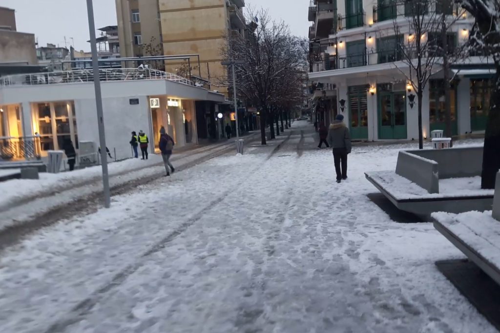 Χάος στα Ιωάννινα από το χιόνι  – Προβλήματα και στην Κοζάνη – Πού έχει κλειστούς δρόμους (Video)