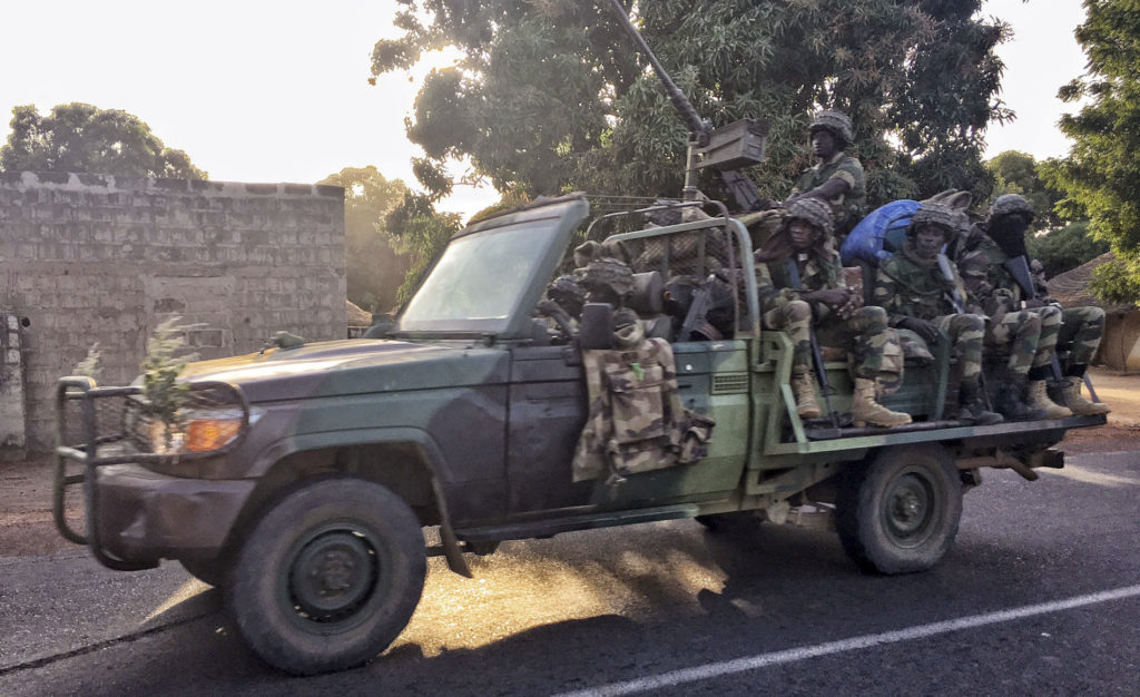 Σενεγάλη: Ο στρατός εισέβαλε στη Γκάμπια για να διώξει τον ηττημένο πρόεδρο Τζαμέ