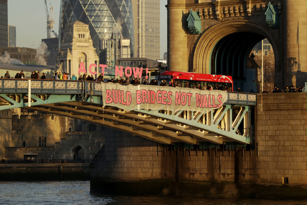 Λονδίνο: «Χτίστε Γέφυρες Όχι Τείχη» – Διαμαρτυρία Βρετανών κατά Τραμπ (Photos)