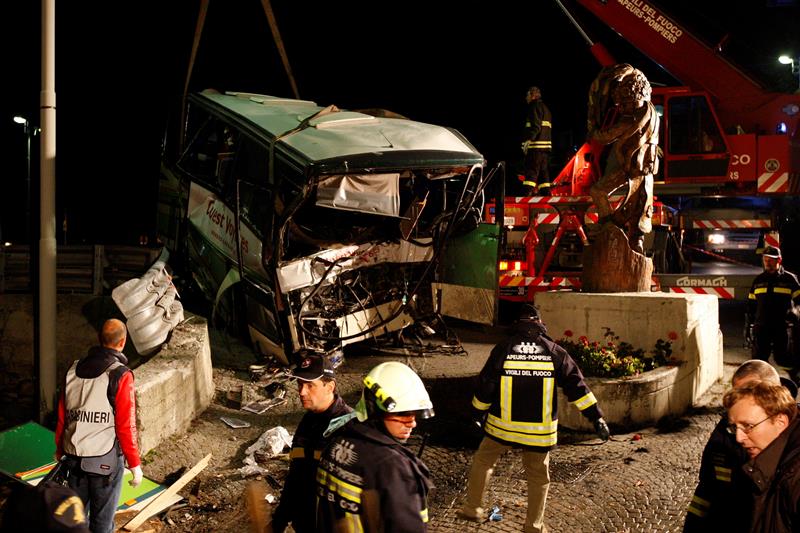 Τραγωδία στην Ιταλία: 16 μαθητές νεκροί και δεκάδες τραυματίες σε δυστύχημα με λεωφορείο