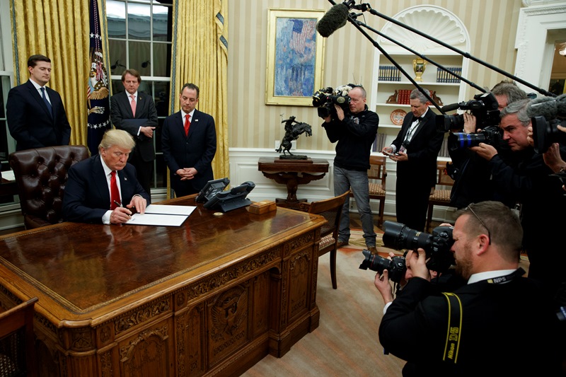 Ο Τραμπ υπέγραψε το πρώτο προεδρικό διάταγμα για ψαλίδισμα του Obamacare
