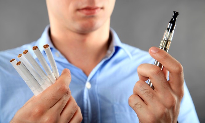 Το ηλεκτρονικό τσιγάρο «σπρώχνει» τους έφηβους στο κάπνισμα