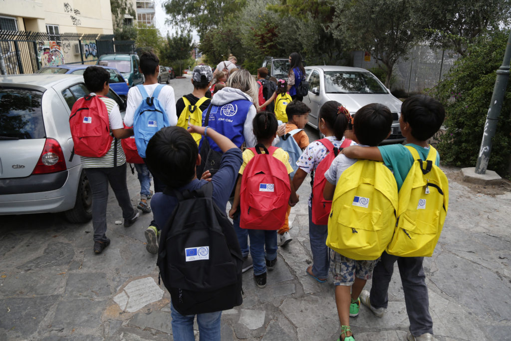 Λάρισα: Πρόεδρος συλλόγου γονέων υποχρέωσε παιδιά να βλέπουν ρατσιστικά βίντεο !