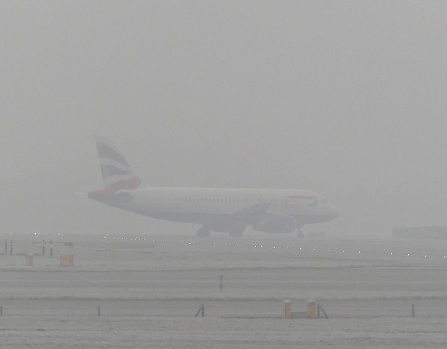 Χίθροου: Χάος στο αεροδρόμιο – Ακυρώνονται πτήσεις λόγω ομίχλης (Photos)