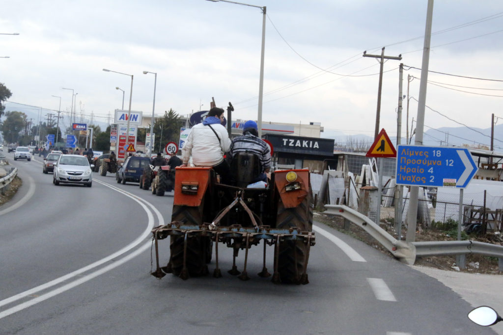 Προσοχή: Δίωρος καθημερινός αποκλεισμός της εθνικής οδού Πατρών-Κορίνθου από αγρότες