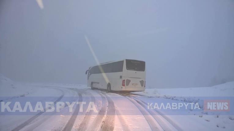 Καλάβρυτα: Εγκλωβισμένο στα χιόνια λεωφορείο του ΚΤΕΛ με μαθητές