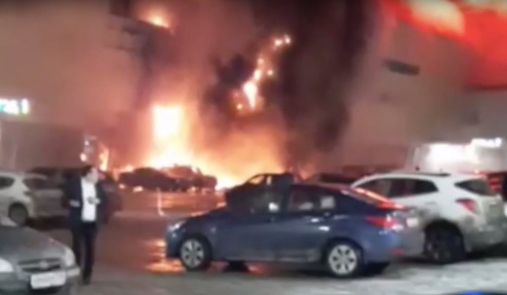 Μόσχα: Μεγάλη φωτιά σε εμπορικό κέντρο (Videos)
