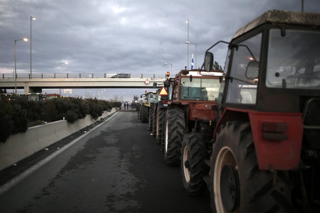 Μπλόκα αγροτών: Κλειστή επ’ αόριστον η εθνική οδός Αθηνών – Θεσσαλονίκης