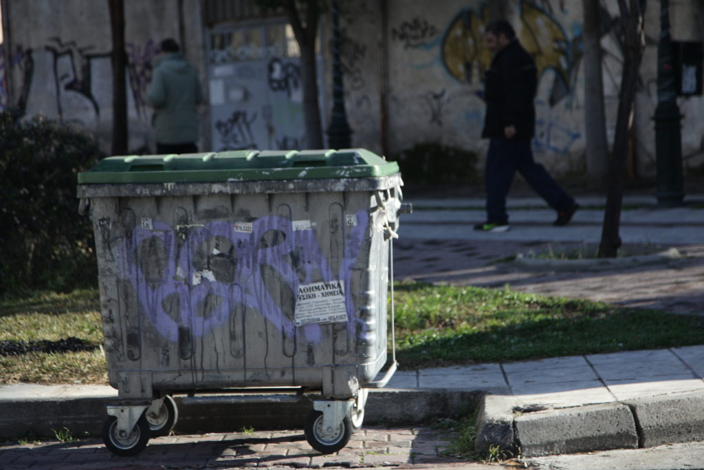 Συνελήφθη άστεγος για την δολοφονία επίσης αστέγου, το πτώμα το οποίου πέταξε σε κάδο