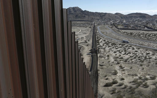 ΗΠΑ: Ο Τραμπ υπέγραψε το διάταγμα για να χτιστεί το τείχος με το Μεξικό (Video)